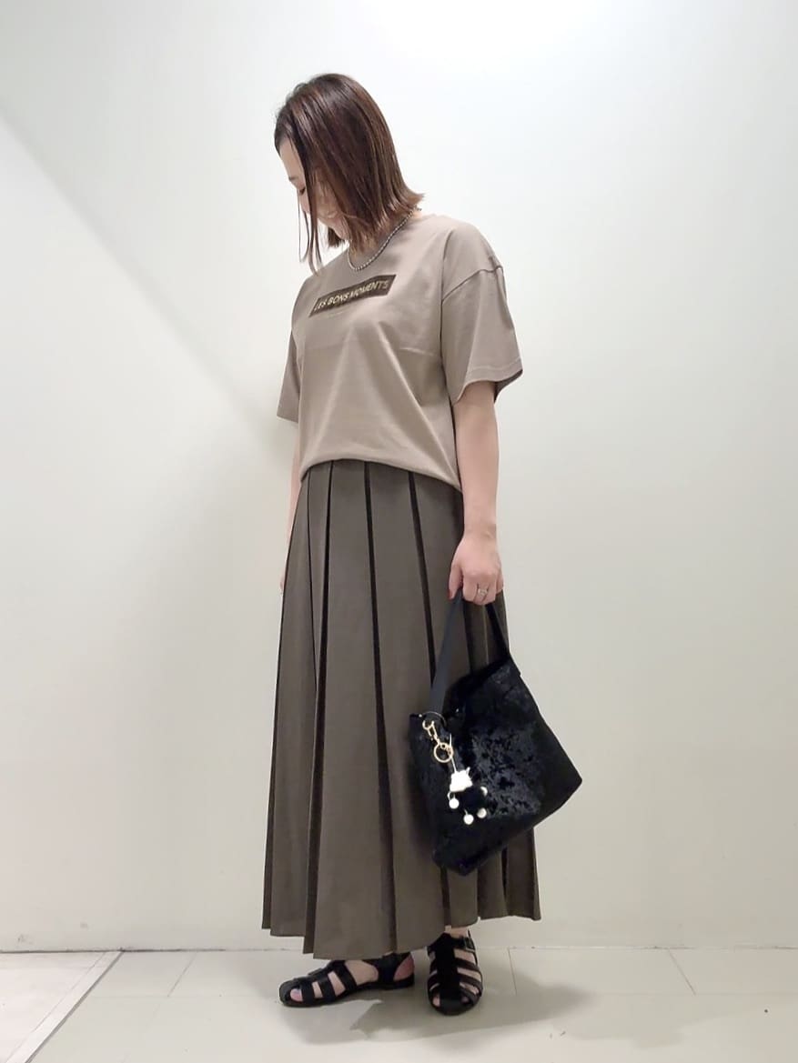 YUIさんの「UNTITLED｜【コットン100/ゆったり/ショート丈/洗える】ベロアロゴTシャツ」を使ったコーディネート