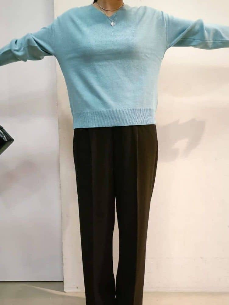 あんさんの「THE SHOP TK｜【すっきりシルエットが叶う】大人のためのVネックニット/毛玉になりにくい/静電気防止/洗濯機OK」を使ったコーディネート