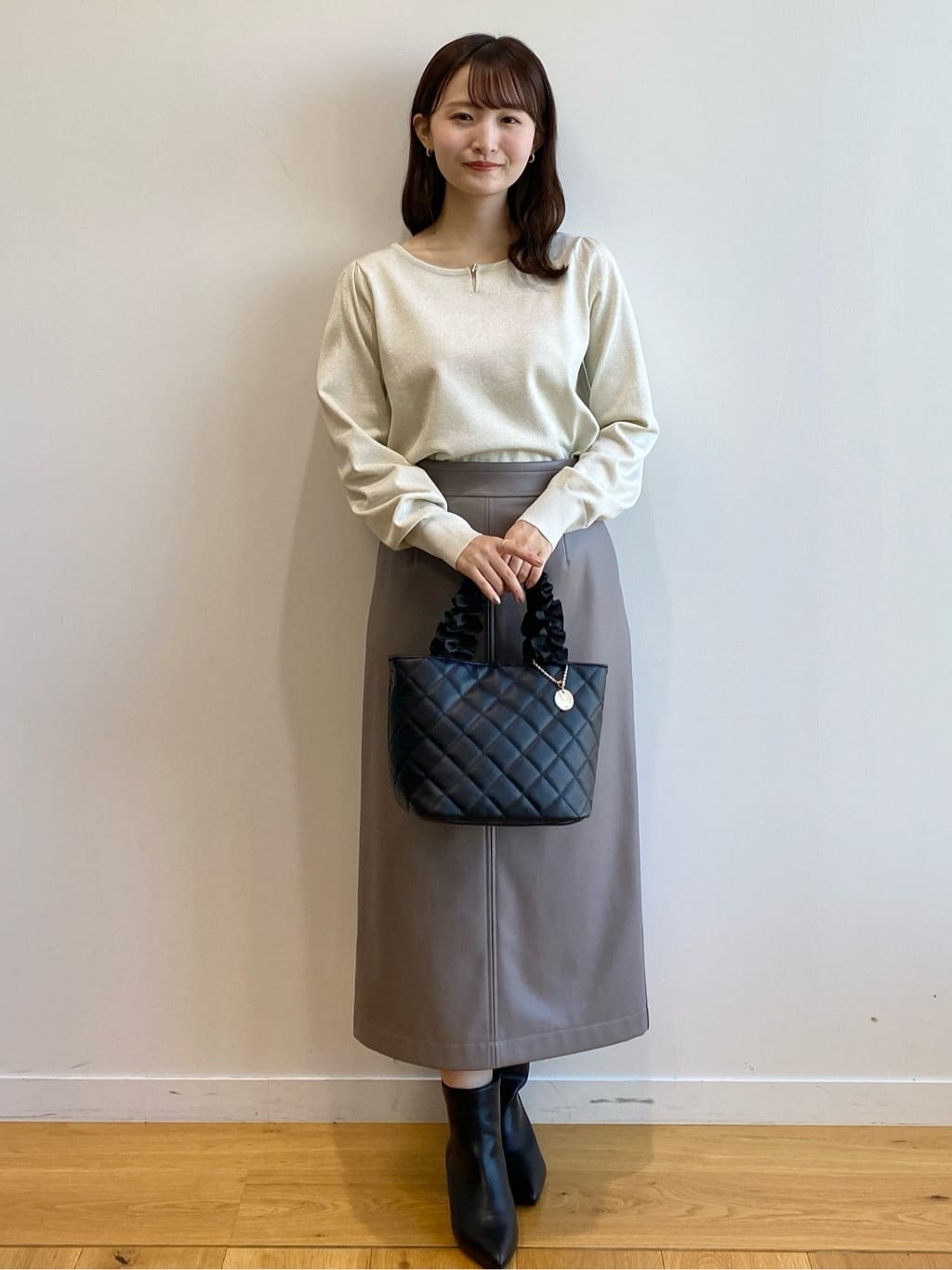 みさかさんの「index｜パール調パーツ付きクルーネックニット【洗濯機OK】《8col／XS～3L》」を使ったコーディネート