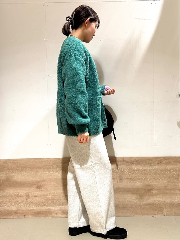 花さんの「SHOO･LA･RUE｜【洗濯機可/ちくちくしにくい】大人のための スウェットライク刺繍ロゴニット」を使ったコーディネート