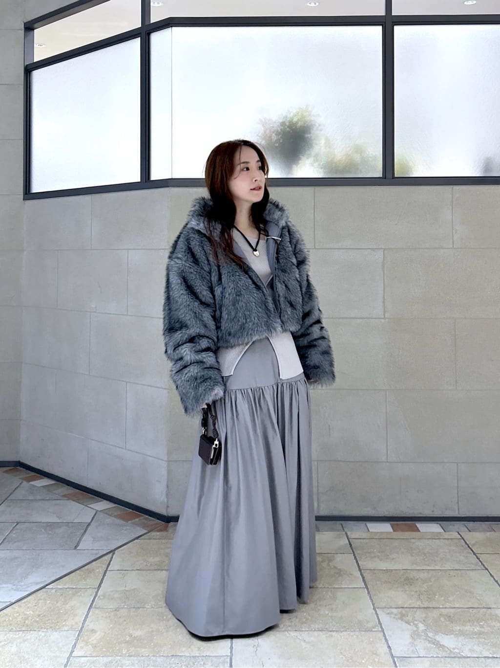 よねさんの「INDIVI｜レザーライクマキシスカート」を使ったコーディネート