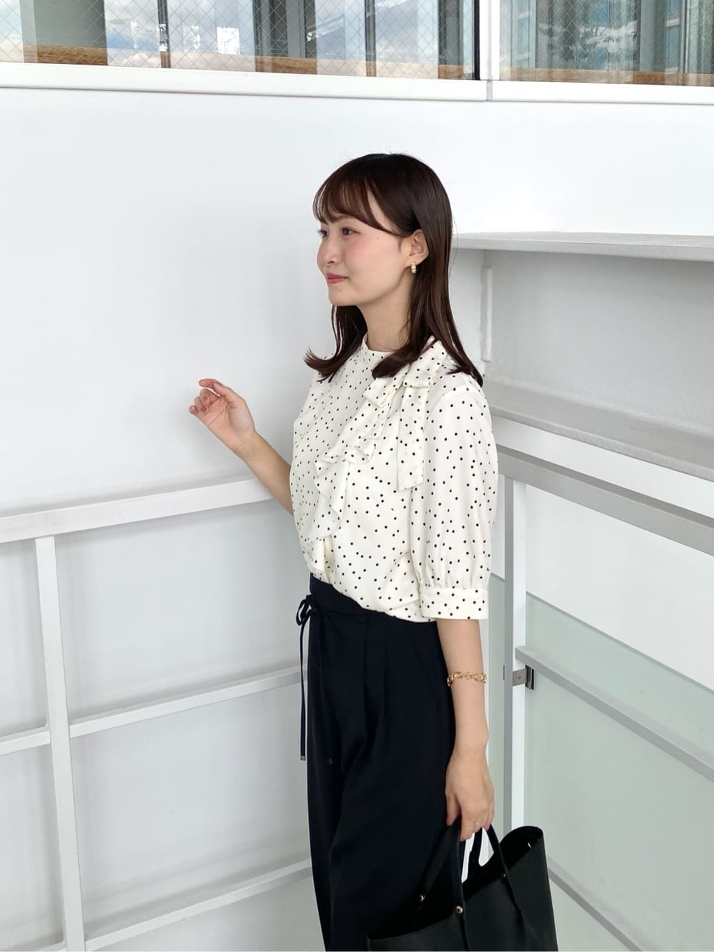 みさかさんの「index｜ロールカラーアシメフリルリボンブラウス【洗濯機洗い可／イージーアイロン】」を使ったコーディネート