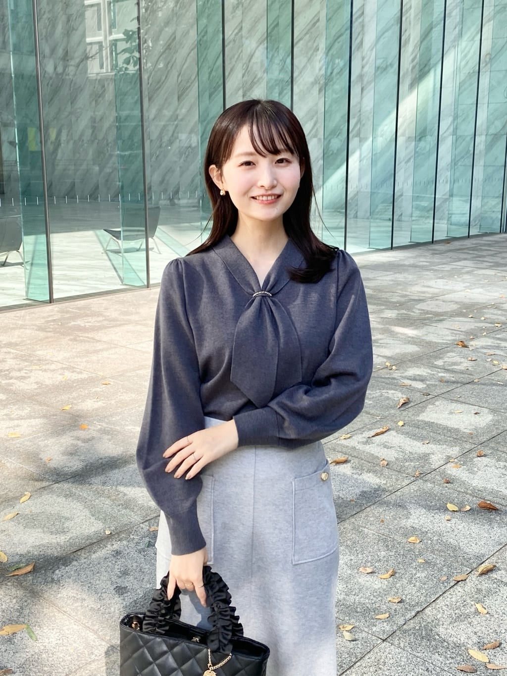 みさかさんの「index｜ゴールドパーツ付きボウタイニット【洗濯機OK】《10col／XS～LL》」を使ったコーディネート
