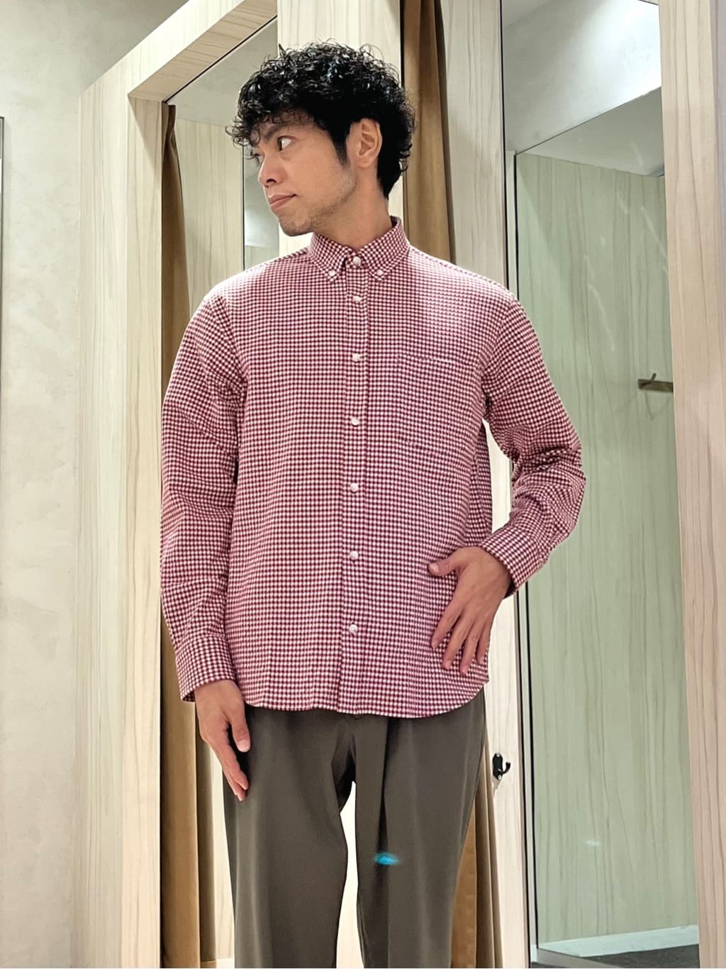URAさんの「TAKEO KIKUCHI｜【抗菌防臭/シーズンレス】シアサッカーギンガムチェック ストレッチシャツ」を使ったコーディネート