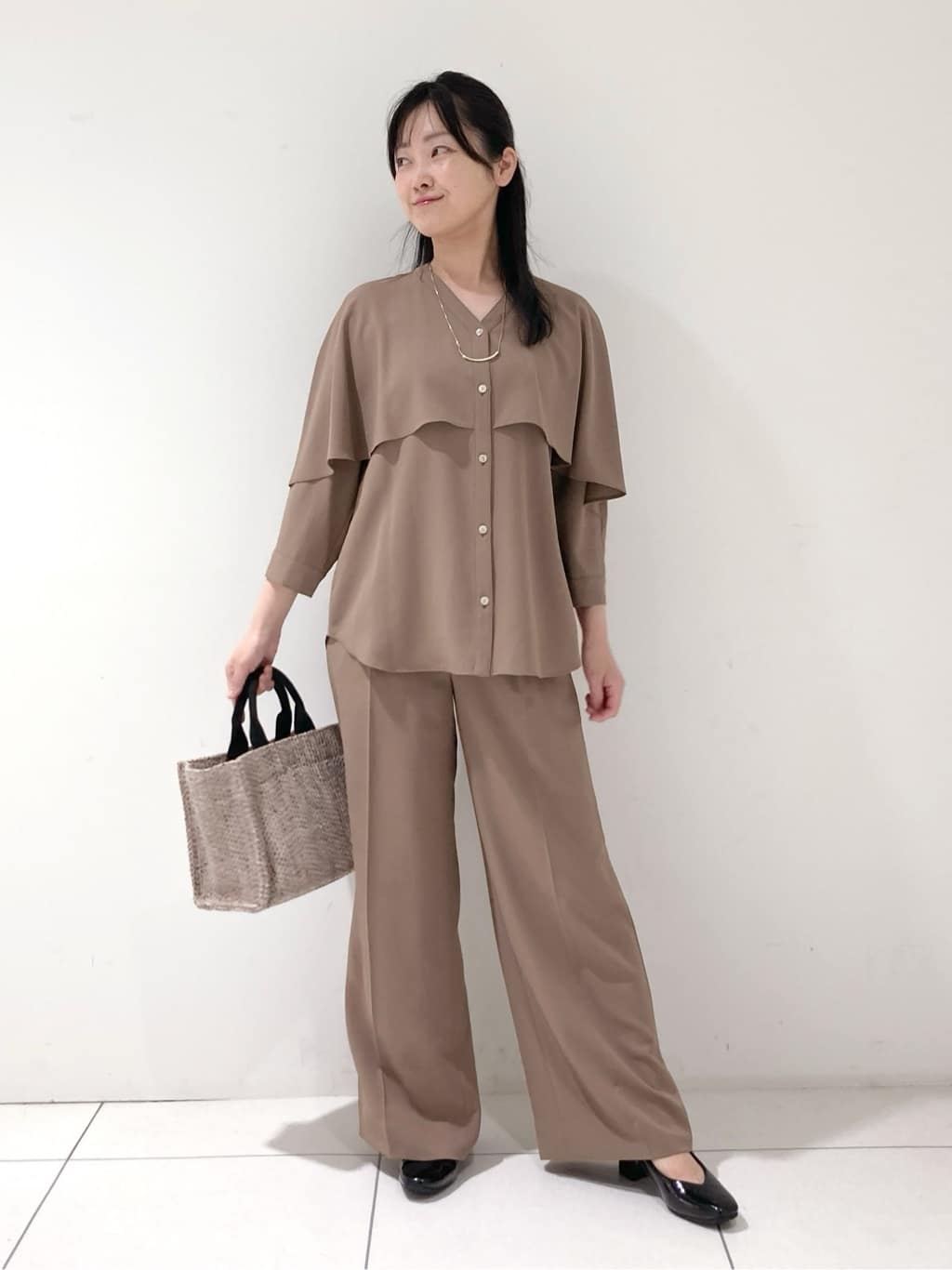 momokoさんの「INDIVI｜【羽織りとしても活躍！】ケープカラーブラウス」を使ったコーディネート