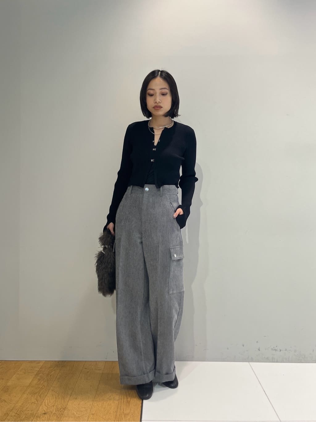 Harukaさんの「INDIVI｜【LE VERNIS】ポワールフラッフィーファーバッグ」を使ったコーディネート