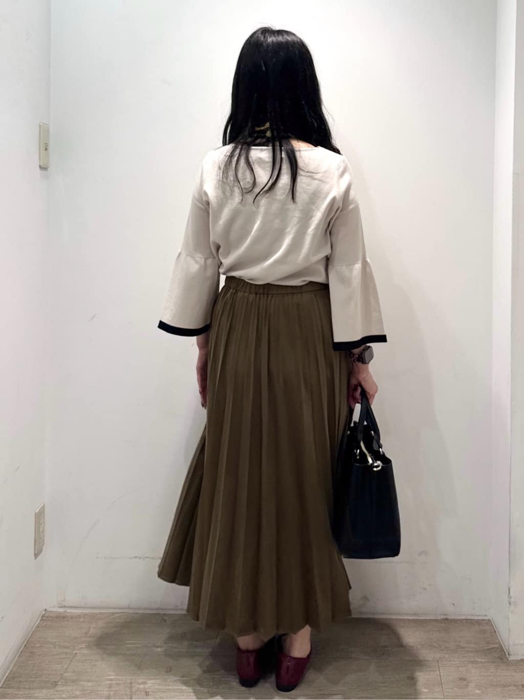 yuicciさんの「OPAQUE.CLIP｜アンティーク柄スクエア大判スカーフ」を使ったコーディネート