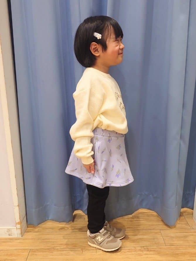 Yuiさんの「SHOO･LA･RUE｜【100-150cm/リンク可/洗濯機可】ウェットライク刺繍ロゴニット」を使ったコーディネート