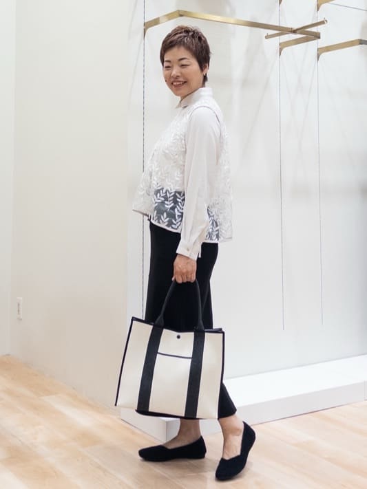 シュウコさんの「grove｜リーフ刺繍スパンコールベスト＆ブラウスセット」を使ったコーディネート