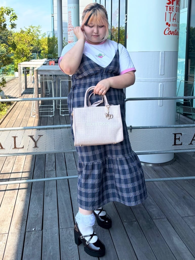 𝓗𝓘𝓨𝓞さんの「ESPERANZA｜厚底キラキラダブルストラップパンプス」を使ったコーディネート