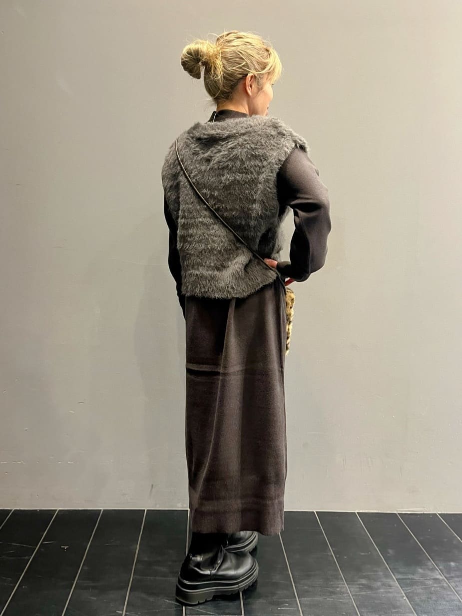 べーチャンさんの「THE SHOP TK｜優秀ふわふわベスト＆ニットワンピース【毛玉になりにくい/静電気防止/洗える】」を使ったコーディネート