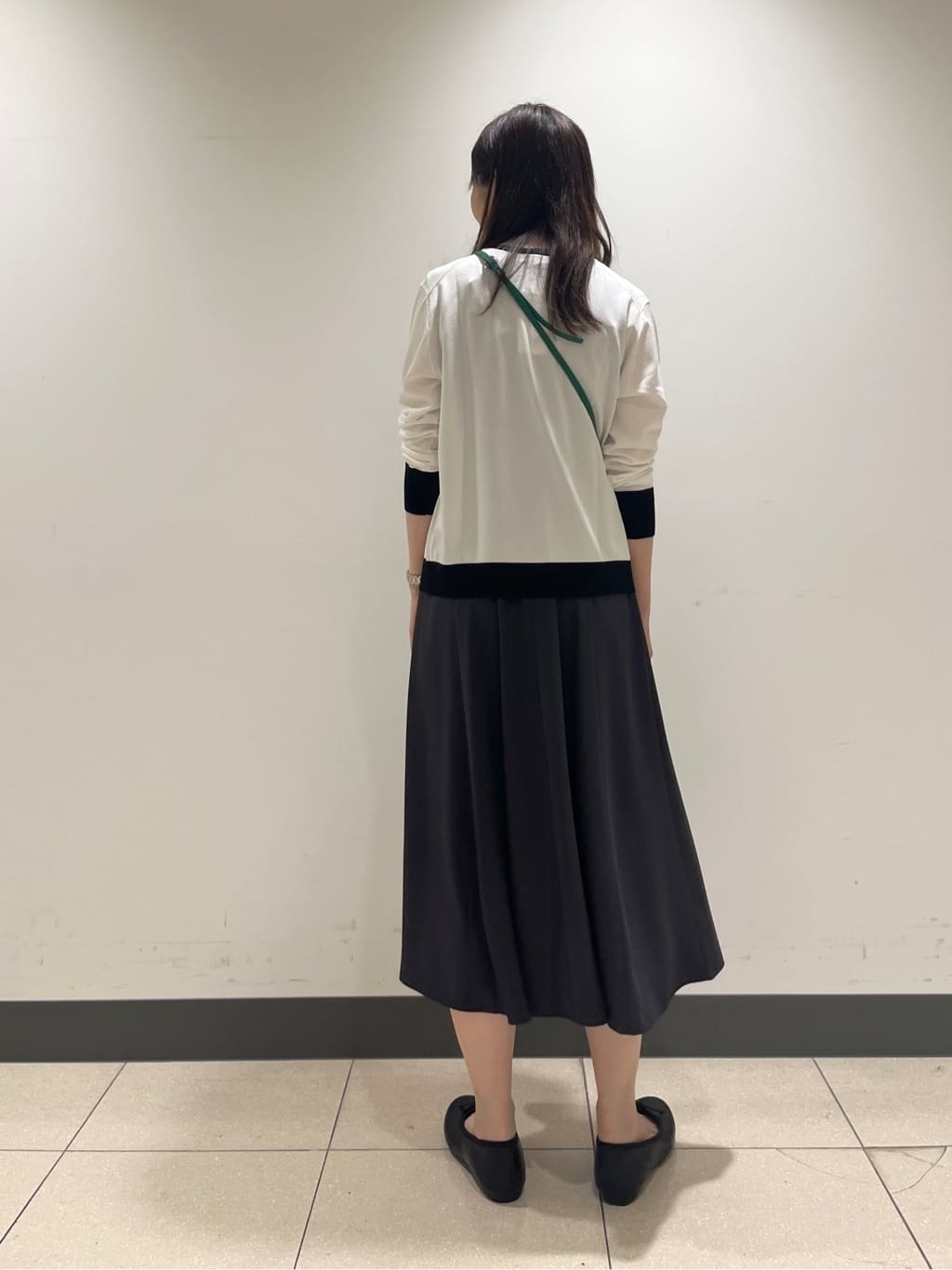 shokoさんの「INDIVI｜【通年活躍！／アンサンブル可能】クルーネックカーディガン」を使ったコーディネート