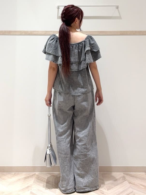 nanaさんの「SHOO･LA･RUE｜【セットアップ可/前後2WAY/オフショル2WAY】着こなしを楽しめる デニムフリルブラウス」を使ったコーディネート