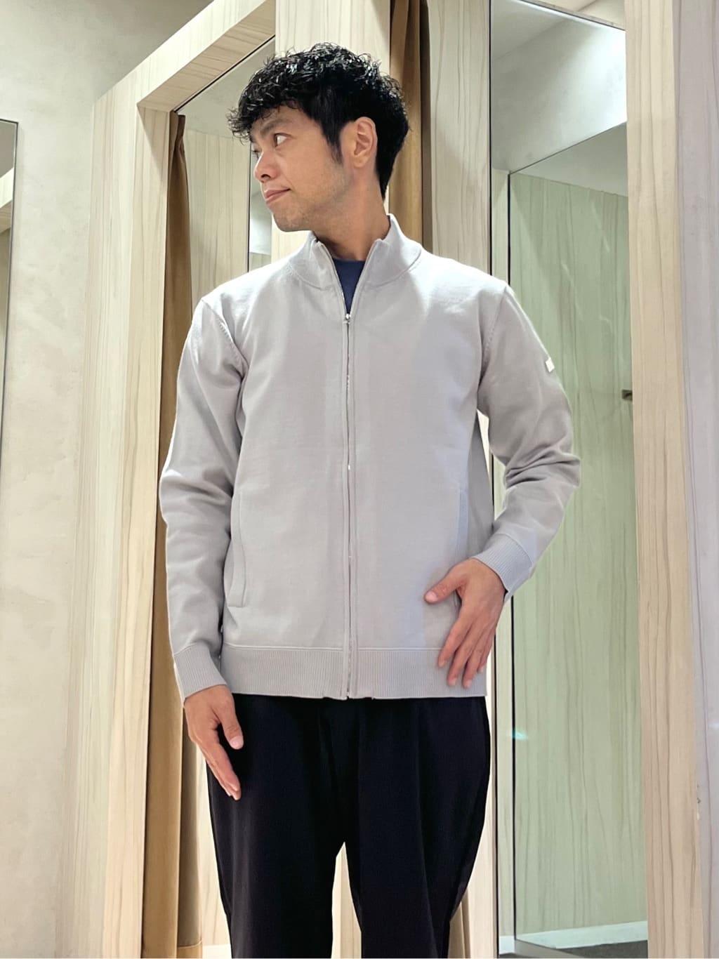 URAさんの「TAKEO KIKUCHI｜アンチピリング ジップアップ ニット」を使ったコーディネート