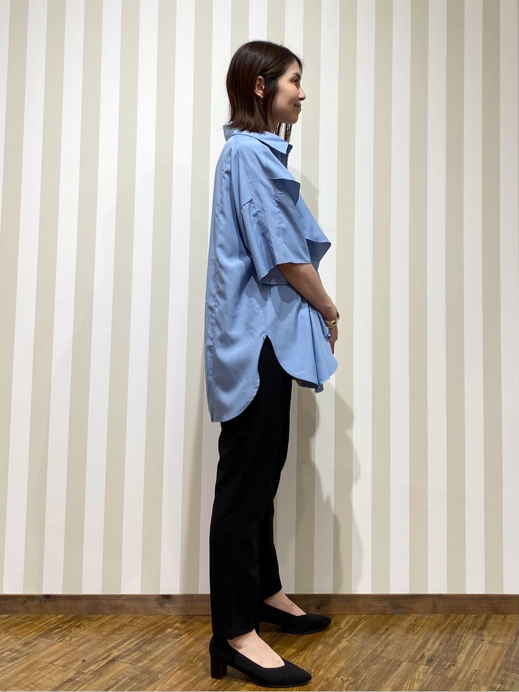 SAOさんの「SHOO･LA･RUE｜【洗える/S-LL】大きめのフリルが印象的 デザインブラウス」を使ったコーディネート