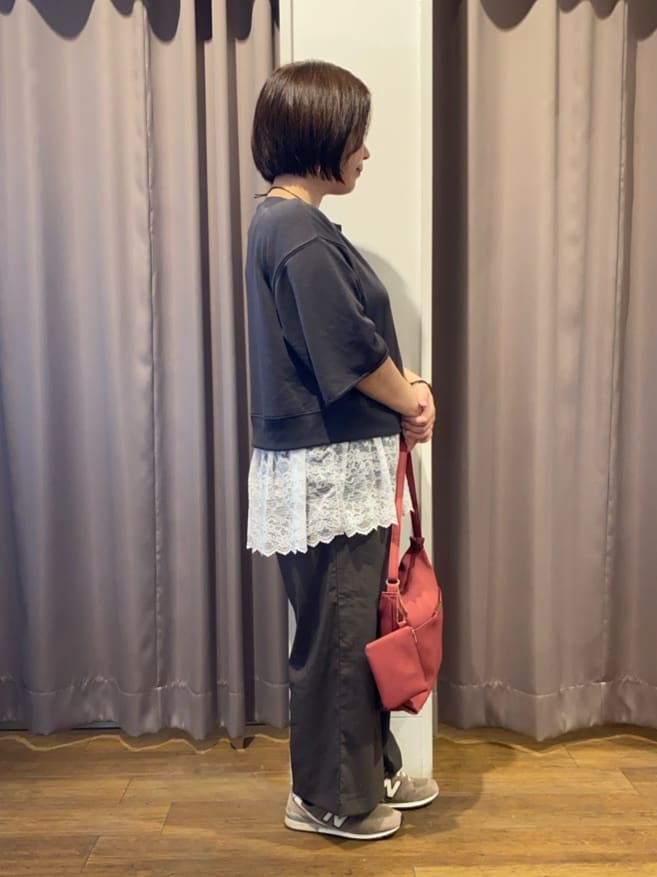 いーいさんの「SHOO･LA･RUE｜【2点セット】ハーフスリーブミニ裏毛プルオーバー＆レースタンクトップセット」を使ったコーディネート