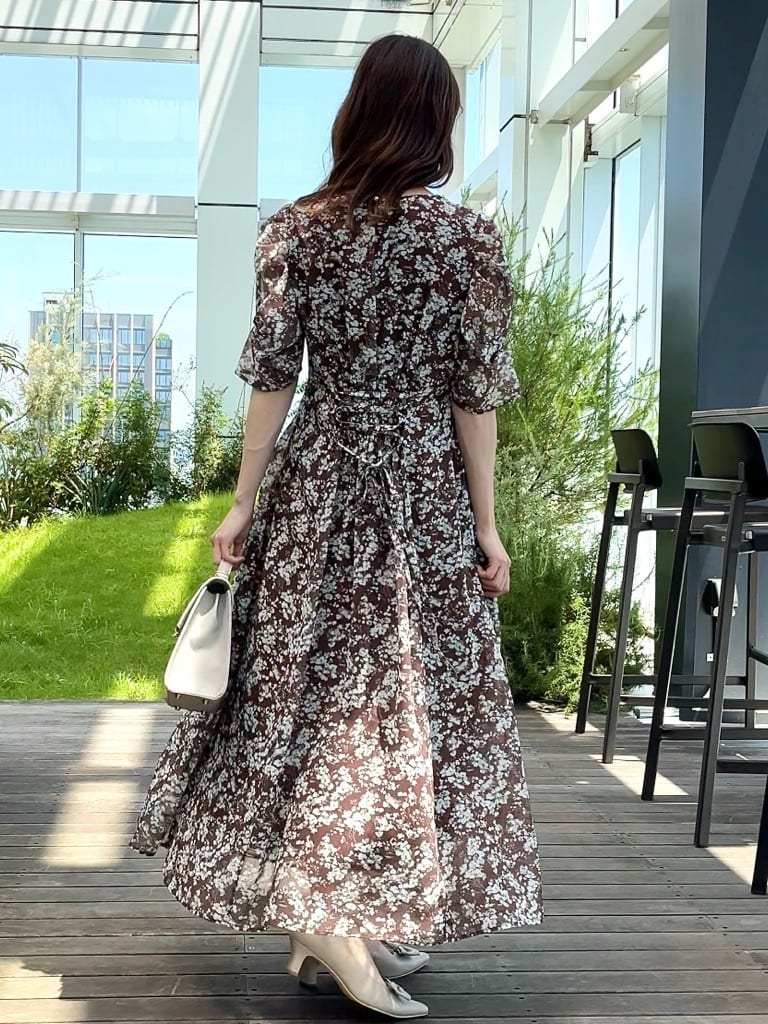 はばさんの「Couture brooch｜【一枚で着映える・通勤】Vネックフラワーワンピース」を使ったコーディネート