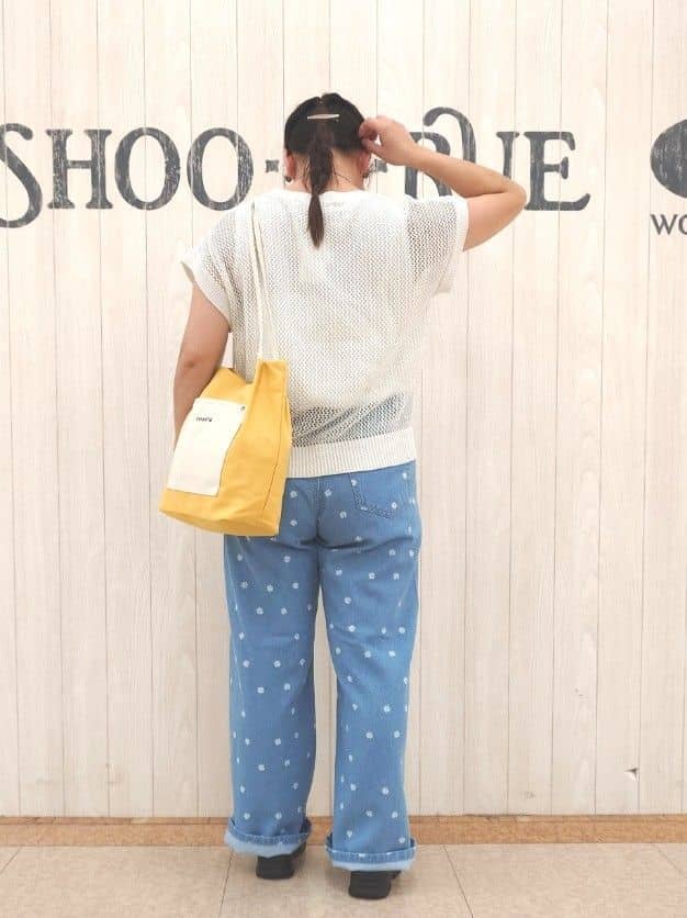 とろろさんの「SHOO･LA･RUE｜【2点セット/S-LL】キラリと光るラメがポイント メッシュロゴニット+タンクトップ」を使ったコーディネート