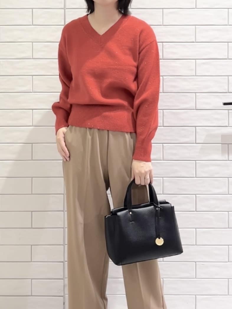 しおりさんの「OPAQUE.CLIP｜Vネックラメニット【洗濯機OK】」を使ったコーディネート