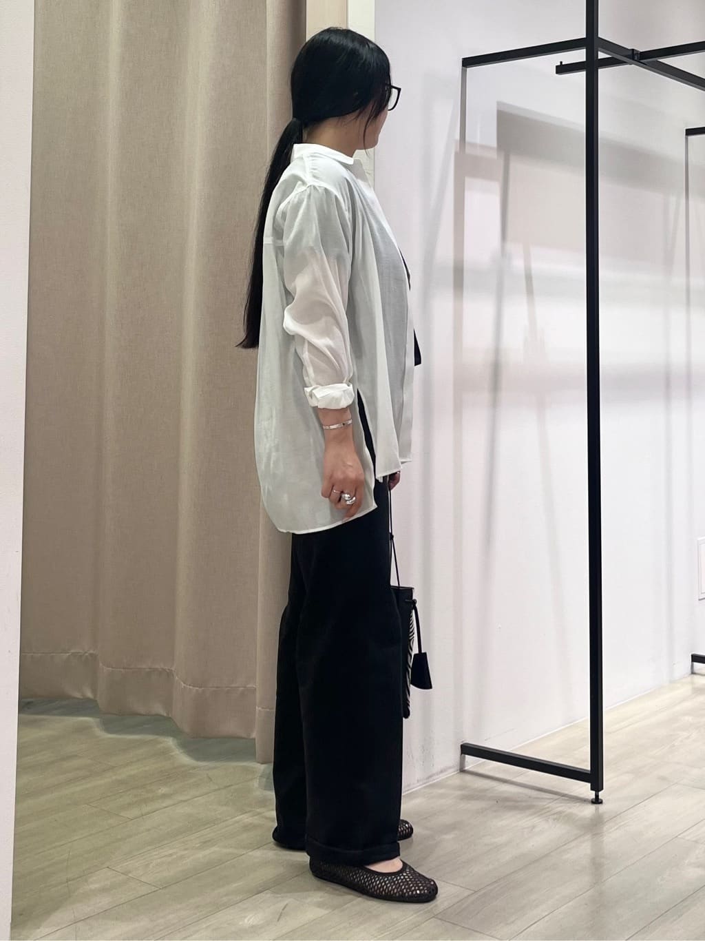 hasuさんの「INDIVI｜【体型カバー／清涼感】シアーオーバーシャツ」を使ったコーディネート