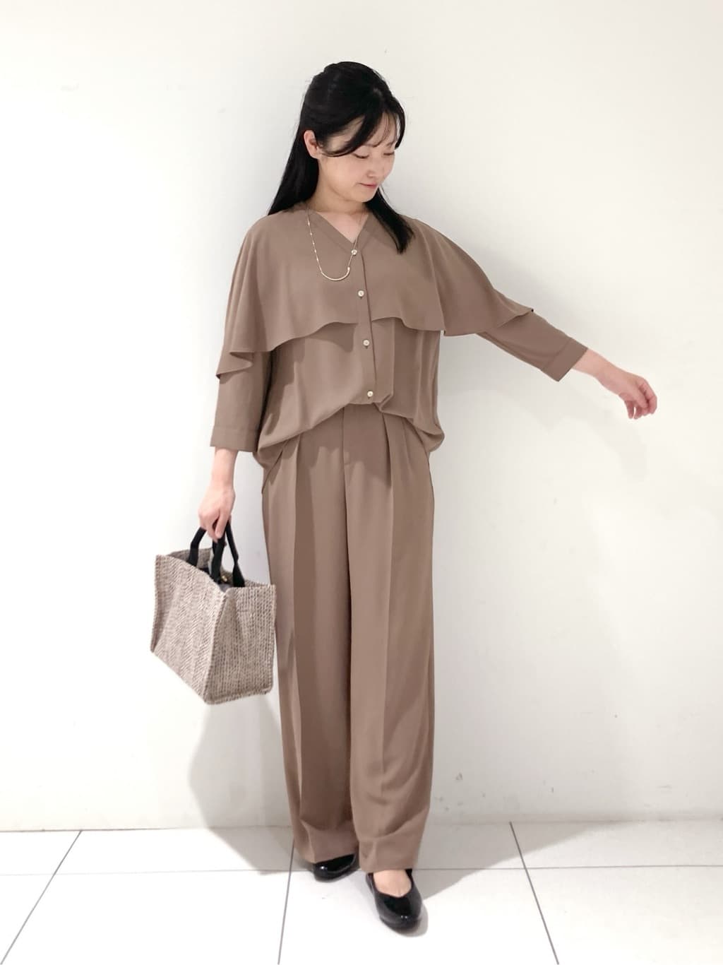 momokoさんの「INDIVI｜【羽織りとしても活躍！】ケープカラーブラウス」を使ったコーディネート