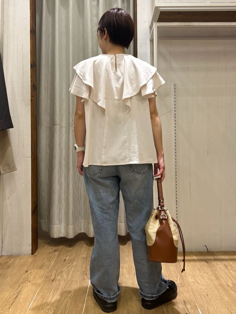 ga_riさんの「THE SHOP TK｜【ONOFF活躍】フリルデザインブラウス/セットアップ可」を使ったコーディネート