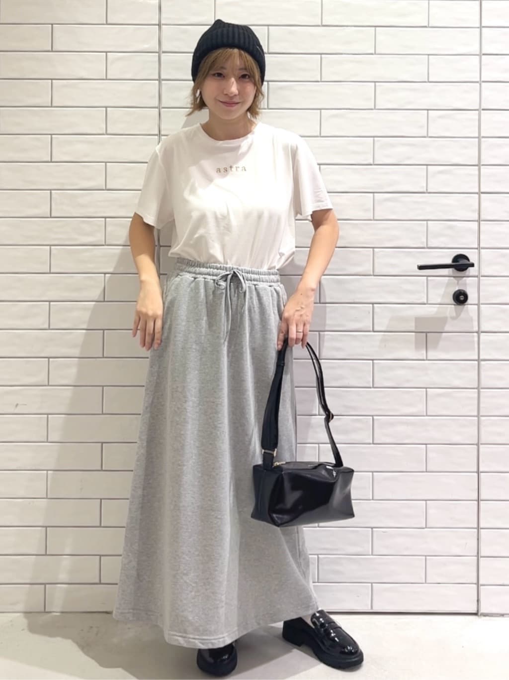 しおりさんの「OPAQUE.CLIP｜メタリック刺繍ロゴTシャツ【接触冷感／洗濯機洗い可】」を使ったコーディネート