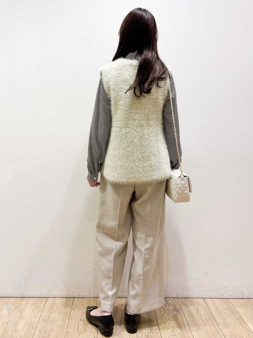 ayaさんの「index｜《andGIRL掲載》フェザーペプラムジレ【洗濯機OK／抗ピル】」を使ったコーディネート