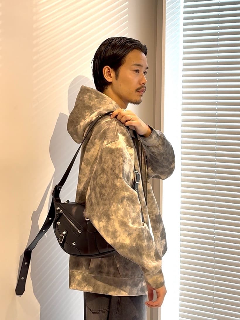北浦歩大さんの「tk.TAKEO KIKUCHI｜ヴィンテージライクプリント ジップパーカー」を使ったコーディネート