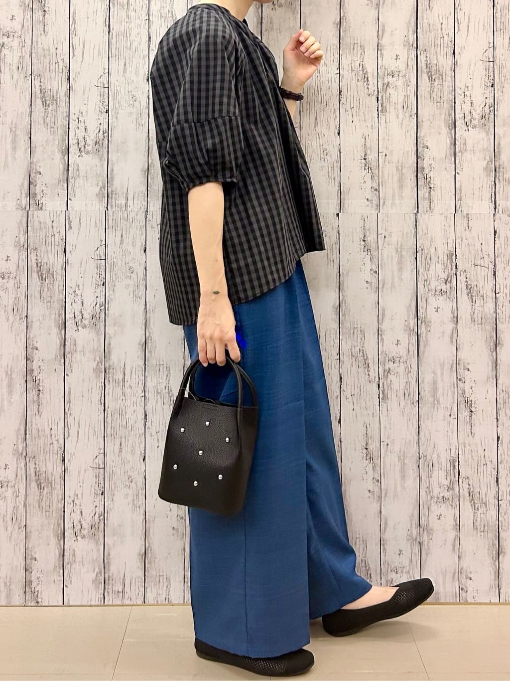 ちぐささんの「SHOO･LA･RUE｜【S-LL/洗濯後しわになりにくい】ゴールドパーツできれい見え 麻調タックワイドパンツ」を使ったコーディネート