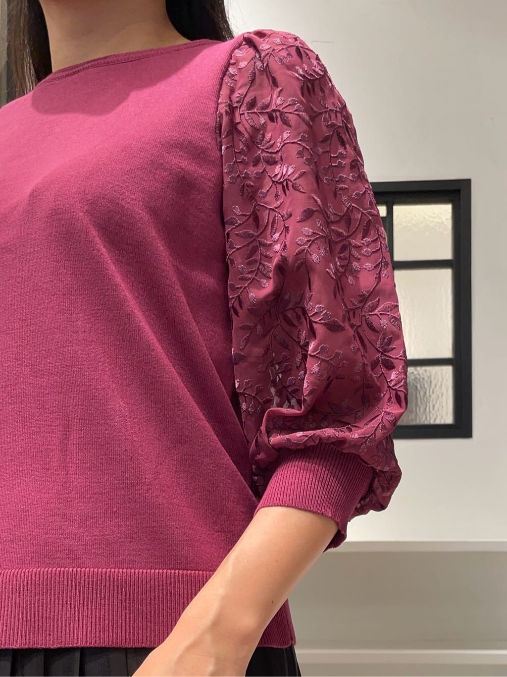 あんりさんの「grove｜【二の腕カバー】繊細さと上品さをまとう袖刺繍プルオーバーニット」を使ったコーディネート