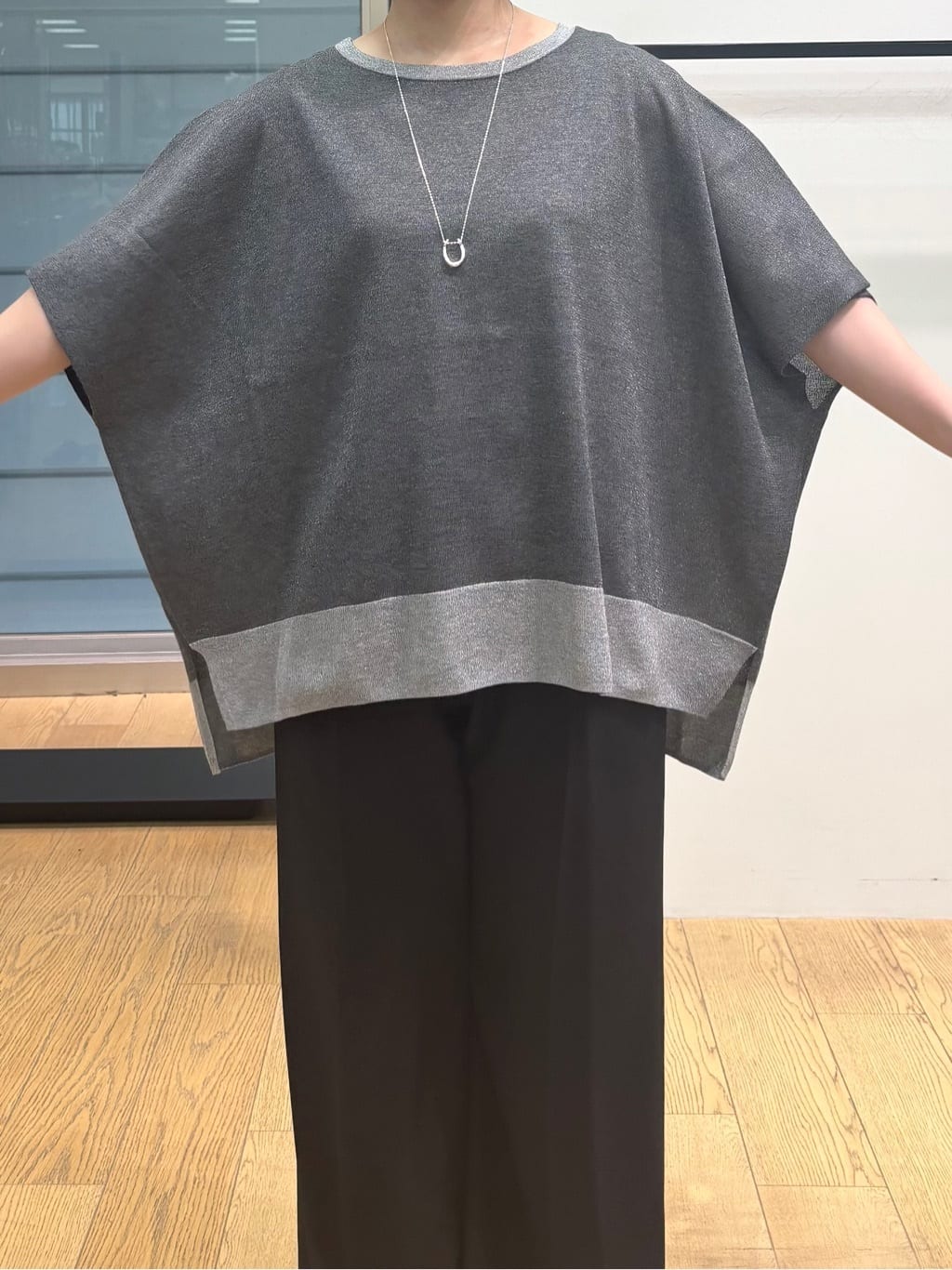 asamiさんの「INDIVI｜【洗える／二の腕カバー】バイカラーラメニット」を使ったコーディネート