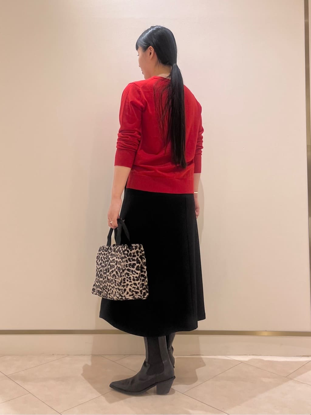 hasuさんの「INDIVI｜【洗える／毛玉になりにくい】エクストラファインウール Vネックニット」を使ったコーディネート
