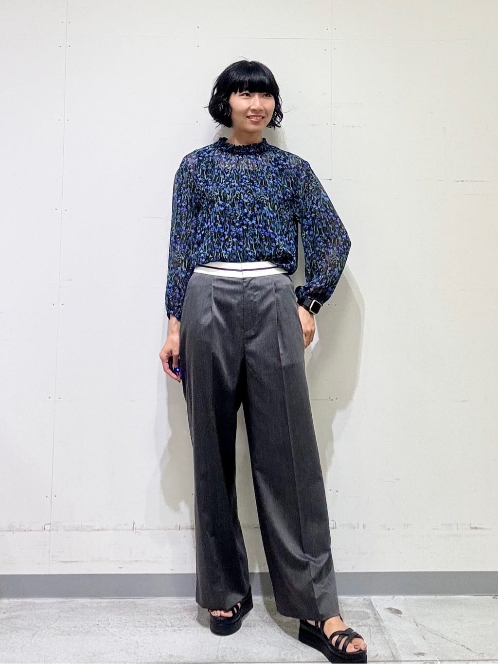 naoさんの「INDIVI｜【秋映え柄/セットアップ可能】フラワーシフォンブラウス」を使ったコーディネート