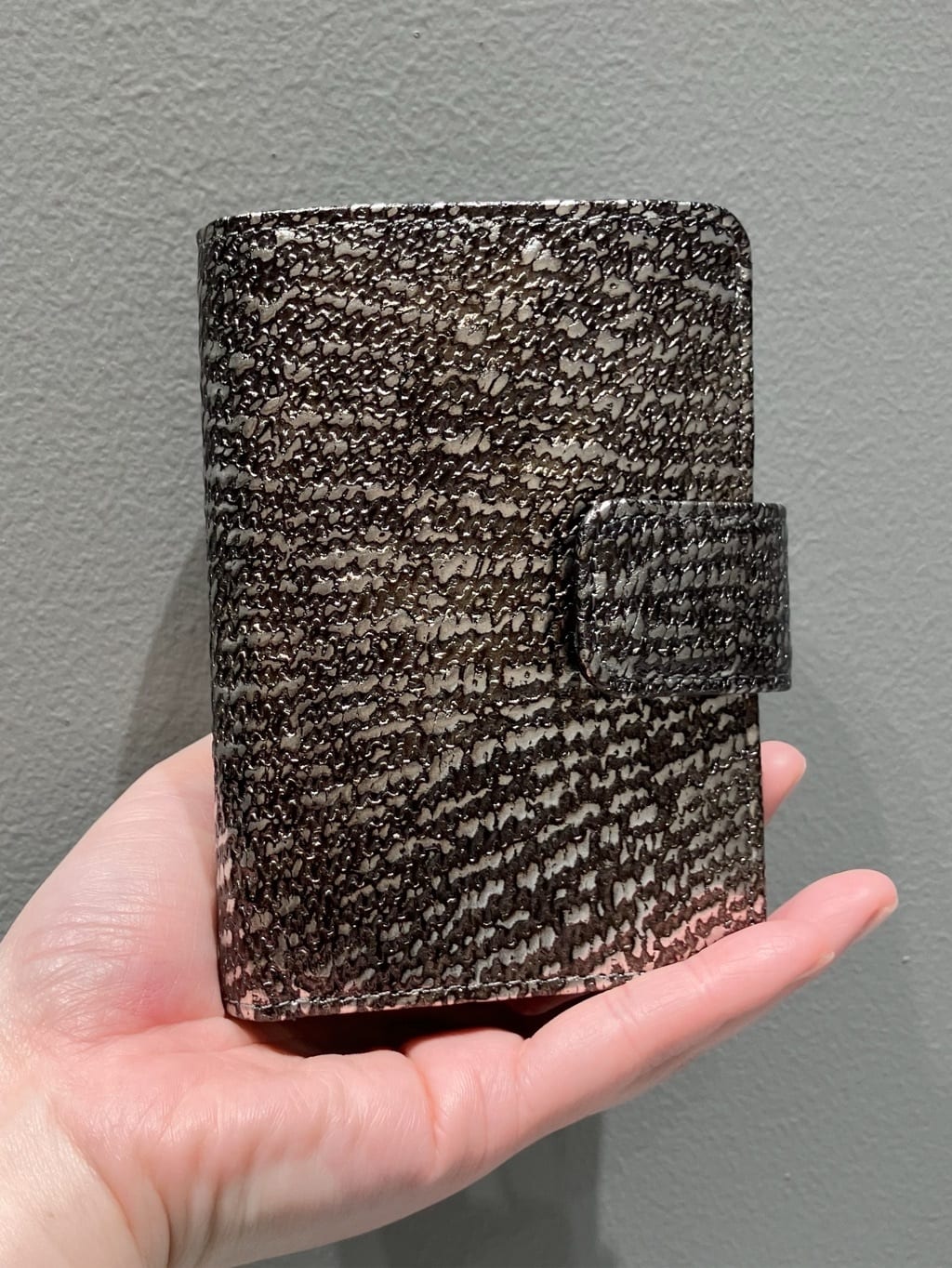 Cさんの「HIROKO HAYASHI｜DAMASCO（ダマスコ）薄型二つ折り財布」を使ったコーディネート