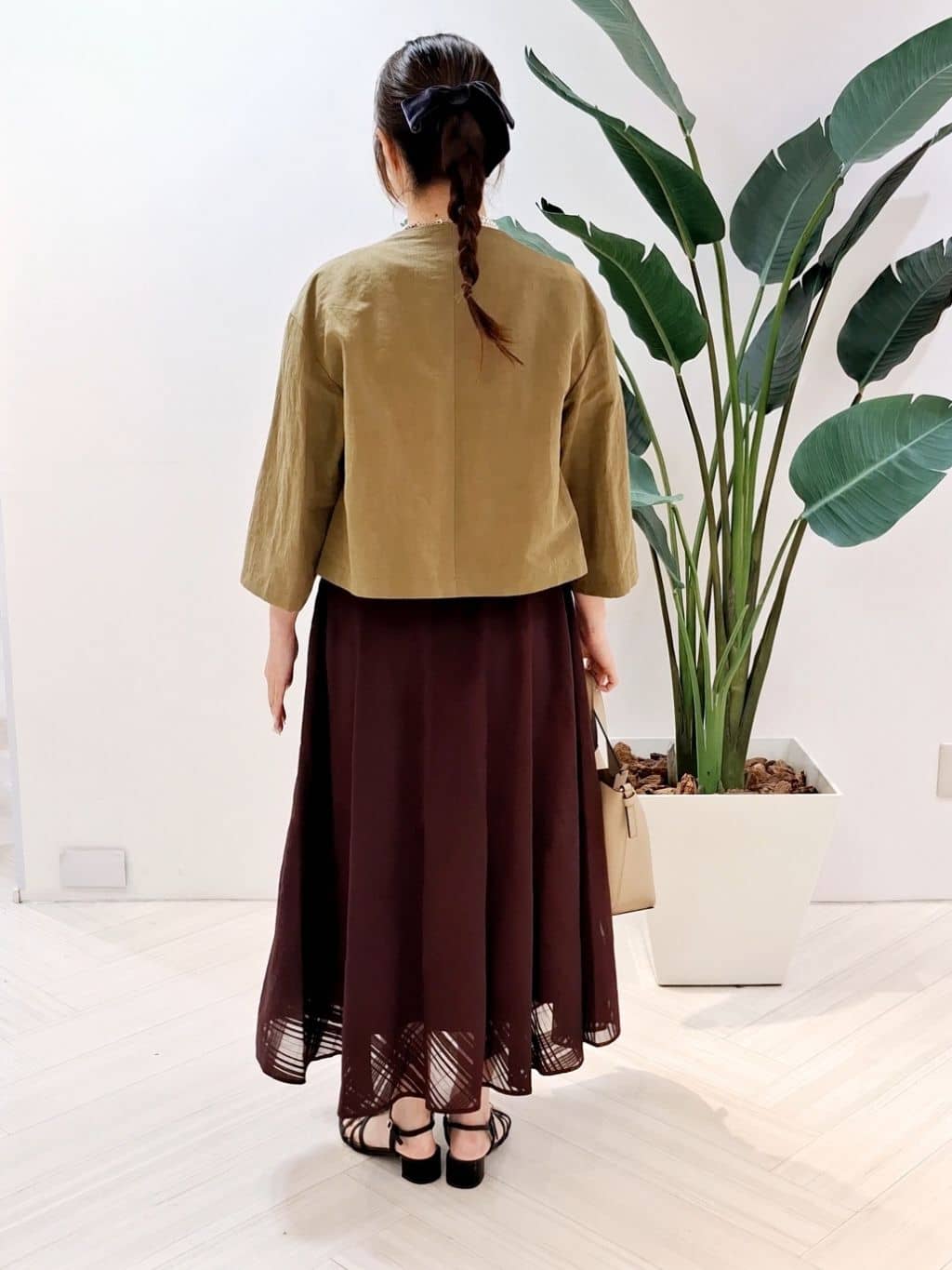 YuKaRiさんの「UNTITLED｜【コットン100/ゆったり/ショート丈/洗える】ベロアロゴTシャツ」を使ったコーディネート