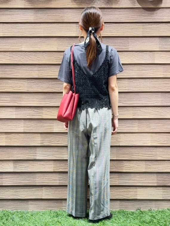 himiさんの「SHOO･LA･RUE｜【2点セット/ひんやり】レースビスチェ＋Tシャツ」を使ったコーディネート