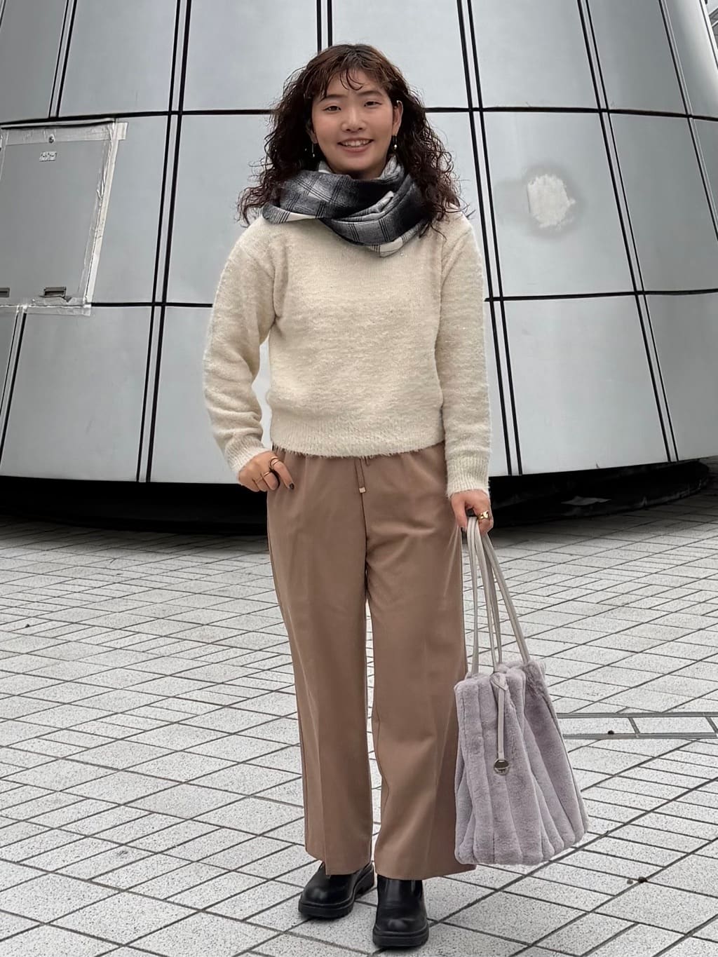 sumicaさんの「OPAQUE.CLIP｜スパンコールフェザーVネックニット【洗濯機OK】」を使ったコーディネート