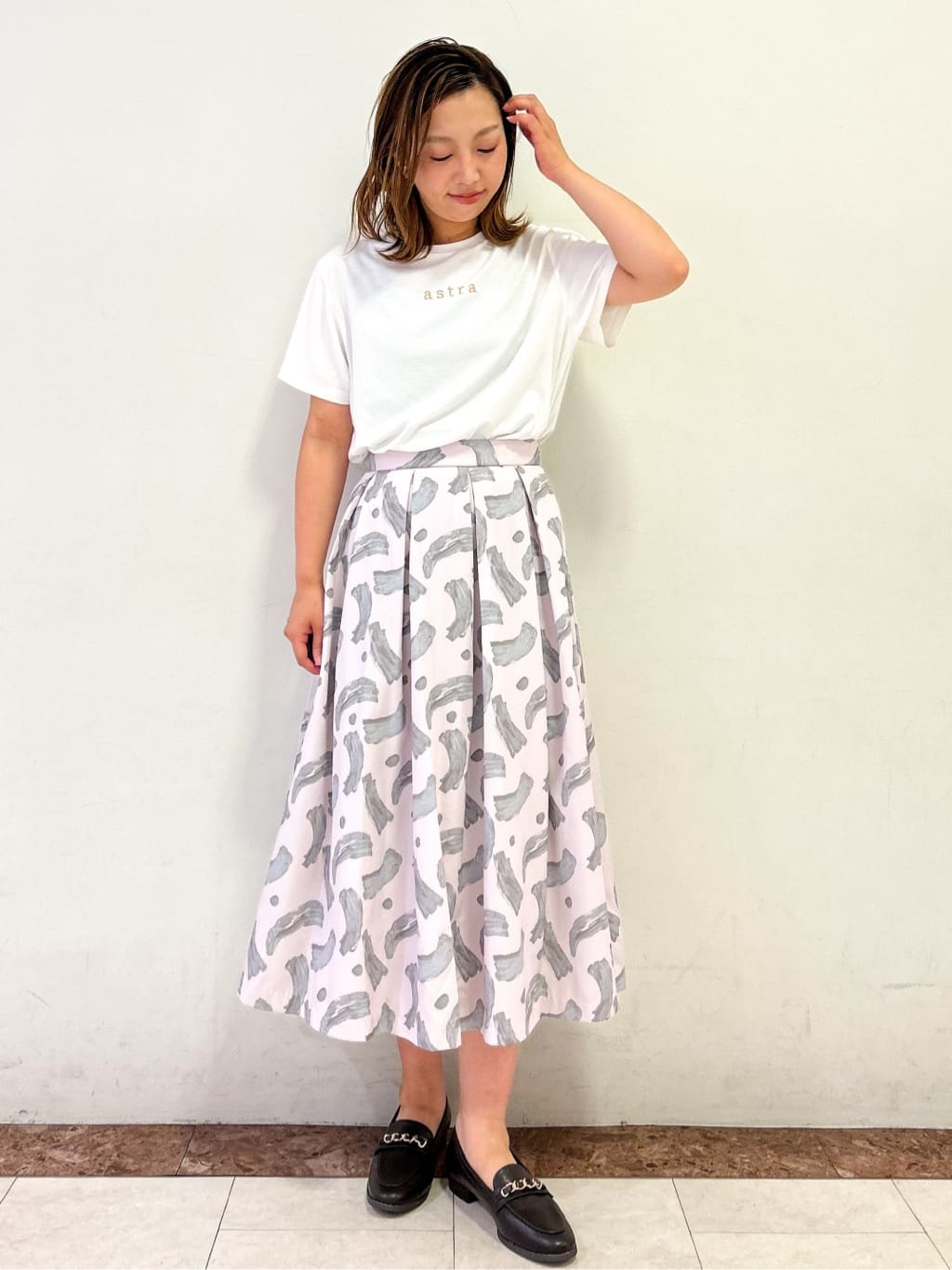 madokaさんの「OPAQUE.CLIP｜メタリック刺繍ロゴTシャツ【接触冷感／洗濯機洗い可】」を使ったコーディネート