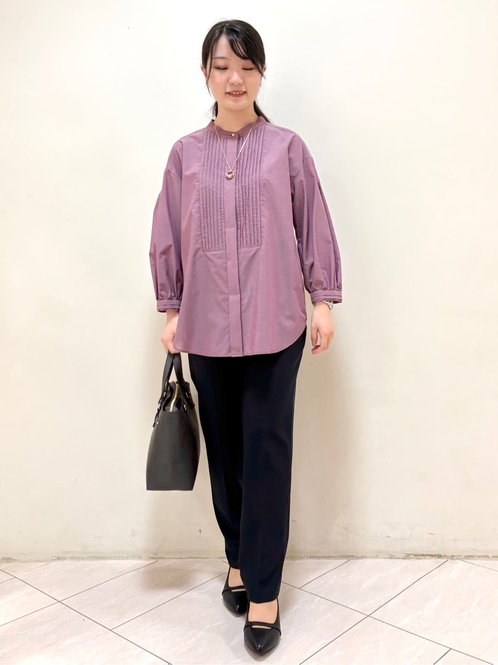 mikiさんの「Reflect｜【程よいゆとり感／体型カバー】ピンタックデザインシャンブレーブラウス」を使ったコーディネート