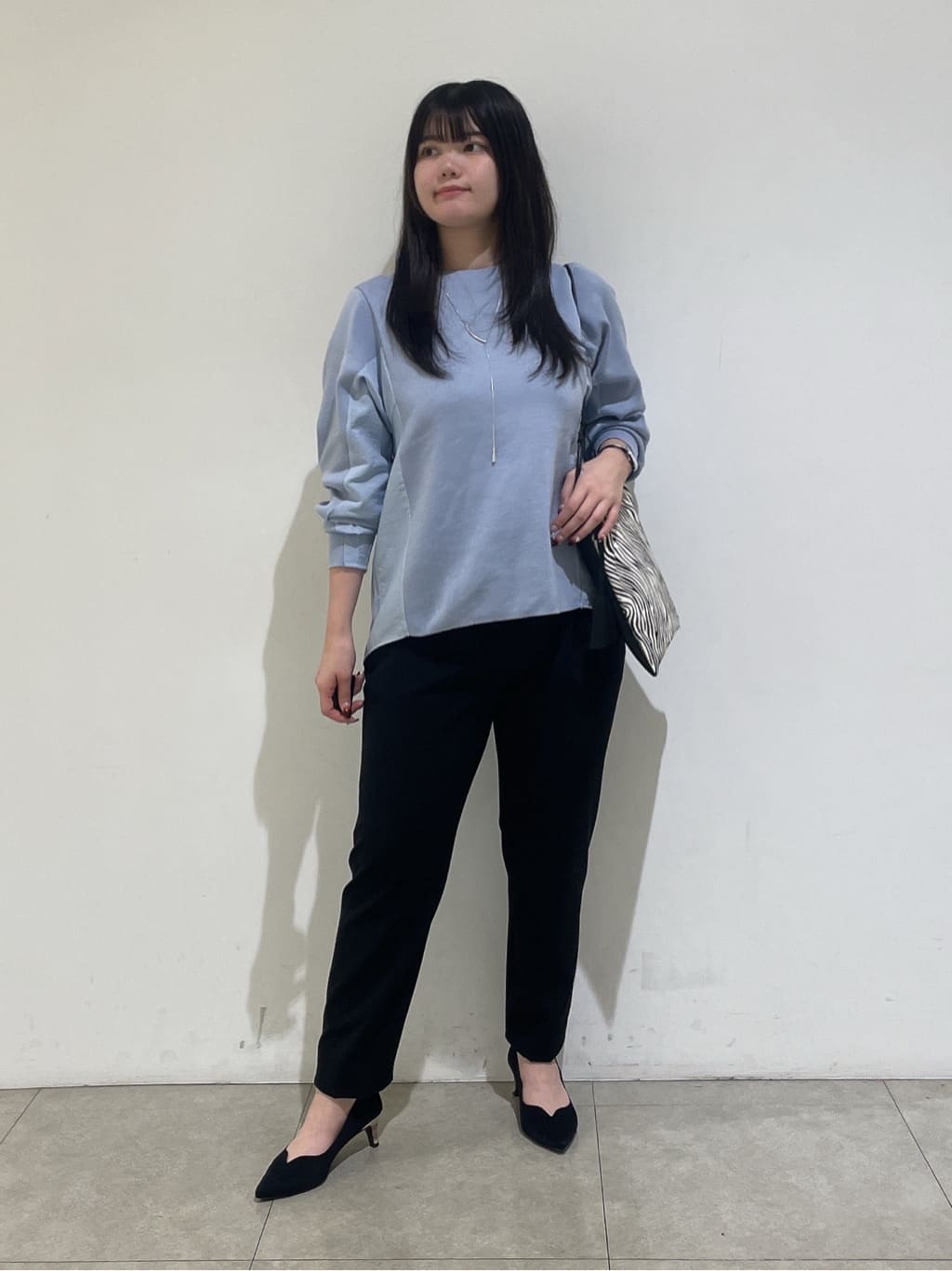 emikaさんの「INDIVI｜【洗える／選べる8色】トーンアップニット」を使ったコーディネート
