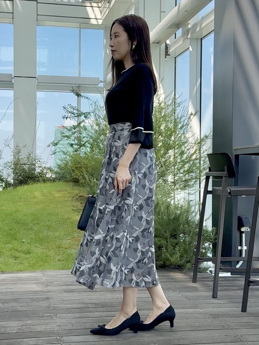 teiさんの「Couture brooch｜【フェミニン・着映え・通勤】シアーフレアー袖ニットトップス」を使ったコーディネート