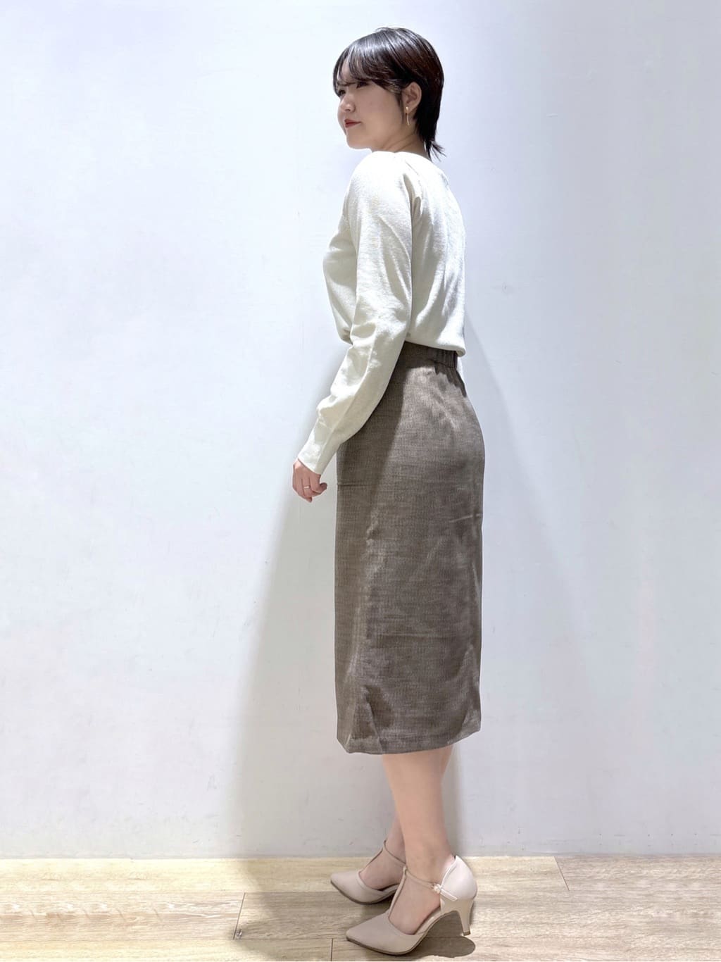 mizukiさんの「index｜パール調パーツ付きクルーネックニット【洗濯機OK】《8col／XS～3L》」を使ったコーディネート