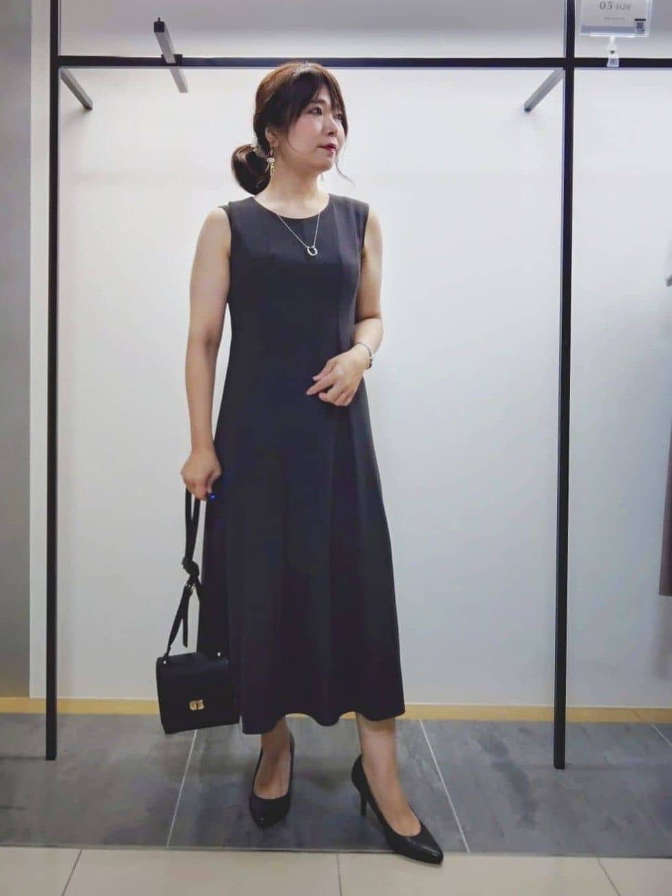 TOMOMIさんの「INDIVI｜【美シルエット】ノースリーブワンピース」を使ったコーディネート
