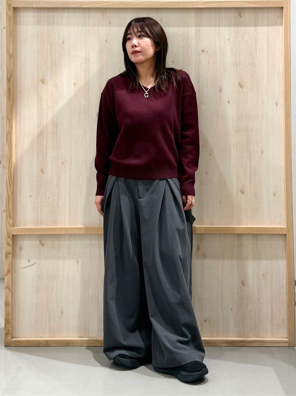 nanaさんの「THE SHOP TK｜【すっきりシルエットが叶う】大人のためのVネックニット/毛玉になりにくい/静電気防止/洗濯機OK」を使ったコーディネート