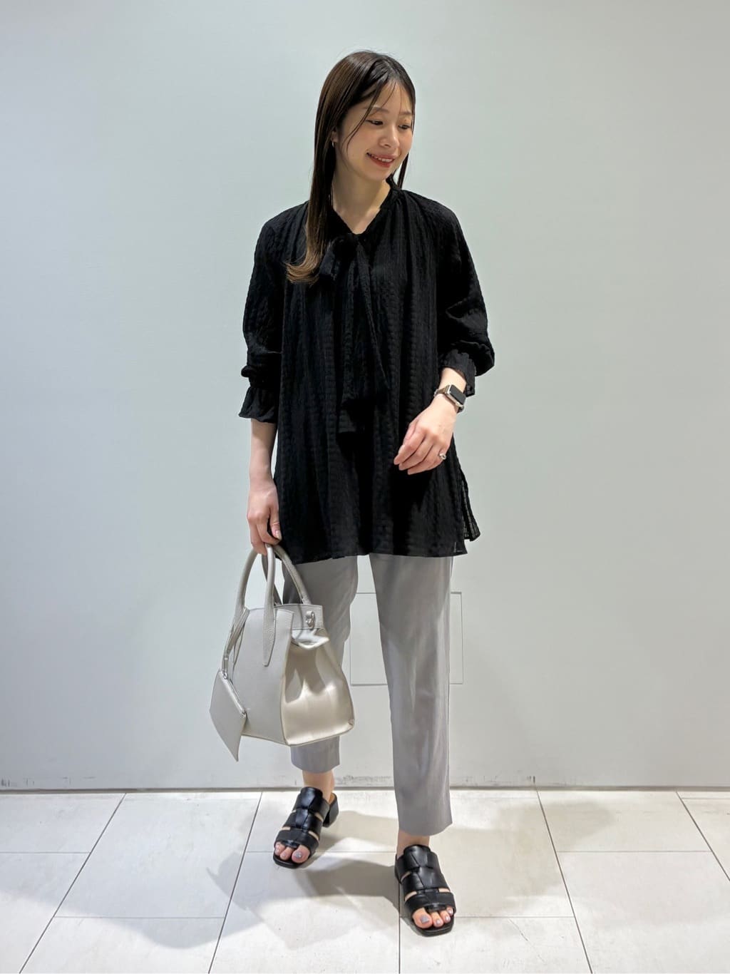 KAOさんの「INDIVI｜【洗える／シャーリング素材】ボリューム袖エアリーブラウス」を使ったコーディネート