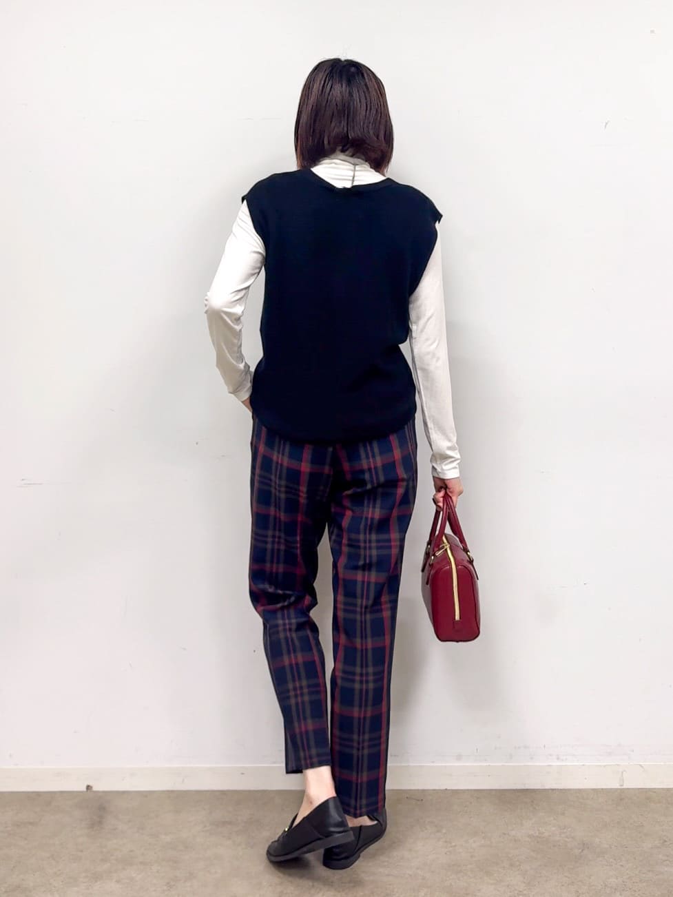 𝐜𝐡𝐢𝐤𝐚さんの「SHOO･LA･RUE｜【S-LL】ゴールドボタンが上品 大人のニットベスト」を使ったコーディネート
