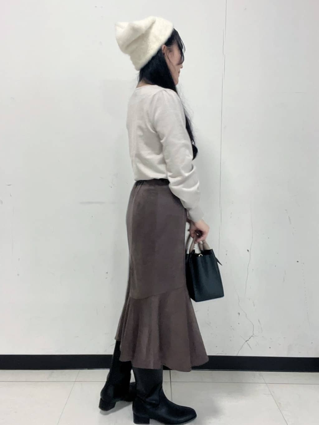Hitomiさんの「index｜パール調パーツ付きクルーネックニット【洗濯機OK】《8col／XS～3L》」を使ったコーディネート