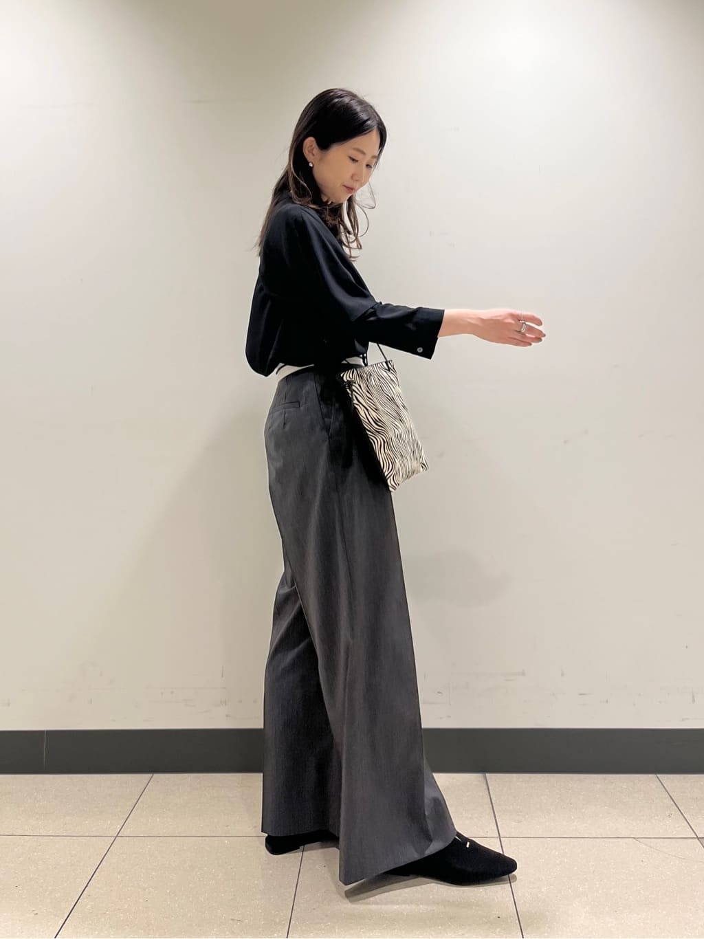 shokoさんの「INDIVI｜【羽織りとしても活躍！】ケープカラーブラウス」を使ったコーディネート