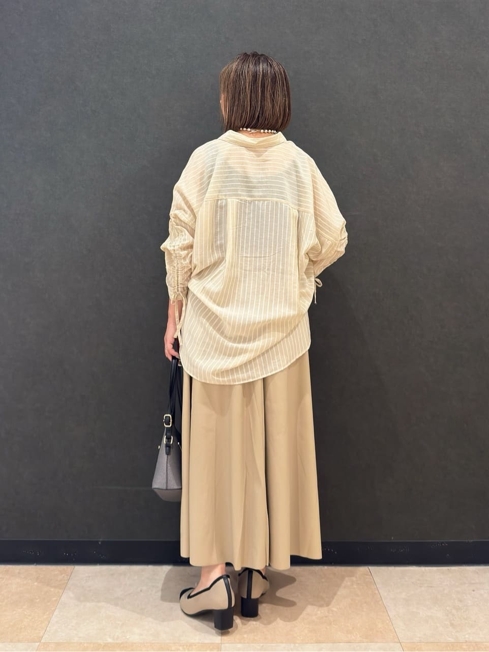 Megさんの「SHOO･LA･RUE｜【S-LL】程よい透け感 ストライプ柄 お袖ギャザーデザインシャツ」を使ったコーディネート